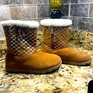 Michael Kors Girls “ Yancy” Boots Sz 2 NWOT
Great condition